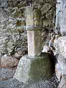 socle de croix pres eglise saint-pierre et saint-paul caulnes