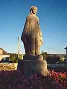 statue pres eglise saint-pierre et saint-paul caulnes