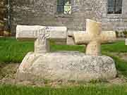megrit croix pres de l eglise saint-pierre et saint-paul