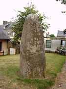 stele pres eglise saint-pierre matignon