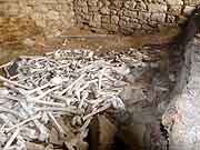 ossuaire pres eglise de bothoa saint-nicolas du pelem