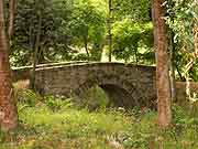 pont a une arche pres du chateau de langourla saint-vran