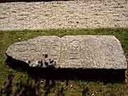 pierre tombale pres eglise saint-suliac tressignaux