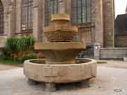 fontaine eglise notre-dame du kreisker saint-pol de leon