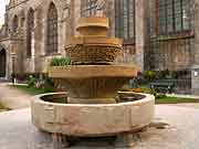 fontaine eglise notre-dame du kreisker saint-pol de leon