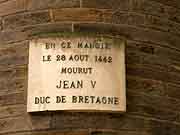 plaque commemorative duc jean v nantes