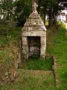 fontaine avec croix de kergrist carnac