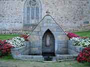fontaine de la chapelle notre-dame de l isle goudelin