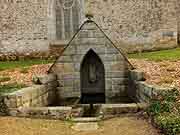 fontaine de la chapelle notre-dame de l isle goudelin