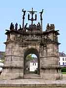 arc de triomphe pres eglise saint-germain pleyben