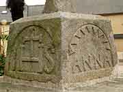 croix pres eglise saint-pierre et saint-louis bedee