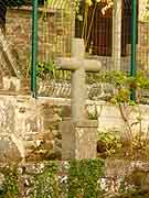 saint-brieuc des iffs monument aux morts croix pres de l eglise saint-brieuc