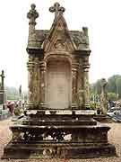 colonne et tombeau de l'abbe jacquot dans le cimetiere guehenno
